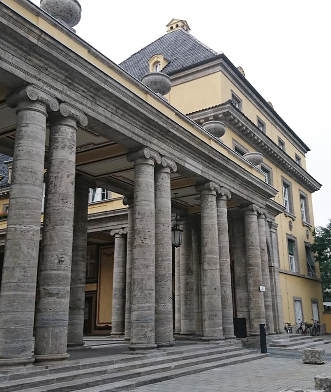 ロンドンの保険市場に赴き顔の見える強固な信頼関係を構築しています